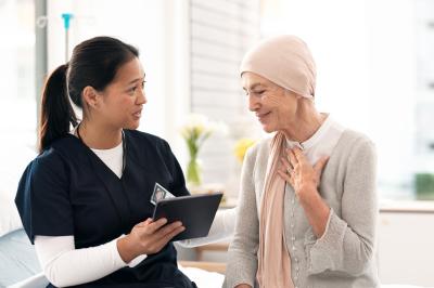 nurse-speaking-with-patient